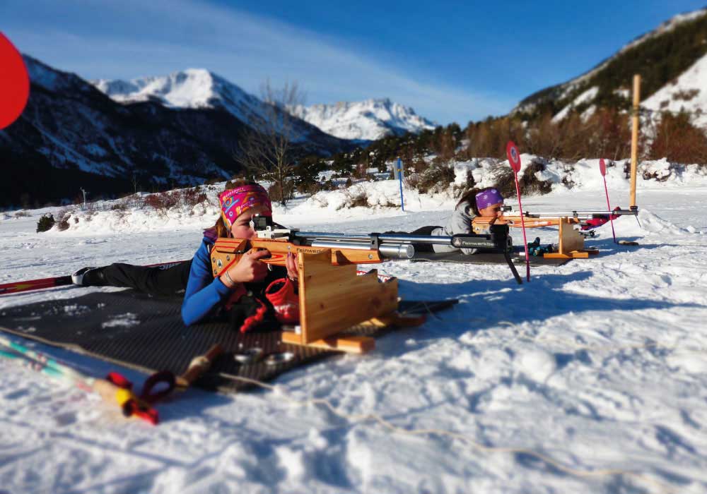 Jeunes skieuses qui pratiquent le tir à la carabine en biathlon