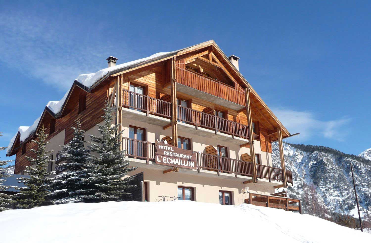 Vue extérieur sud de l'hôtel Echaillon en hiver